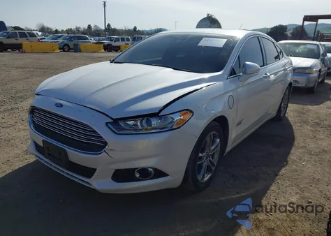 2015 Ford Fusion Energi Titanium z USA, uszkodzony, nr VIN 3FA6P0SU8FR173849